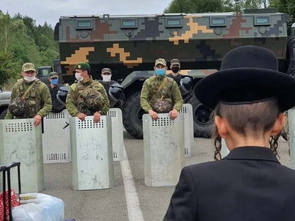 Десятки паломників-хасидів на білорусько-українському кордоні переодяглися козаками і заспівали гімн