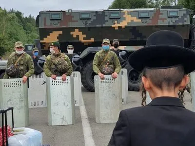 Десятки паломників-хасидів на білорусько-українському кордоні переодяглися козаками і заспівали гімн