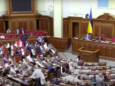 Нардепи проголосували за обмеження роботи близьких осіб на посадах помічників депутатів