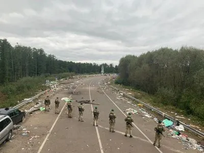 Хасиды освободили территорию КПП "Новые Яриловичи", но оставили после себя кучи мусора