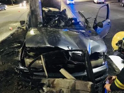Автівка в Запоріжжі влетіла у рекламний щит і загорілася: загинули троє іноземців