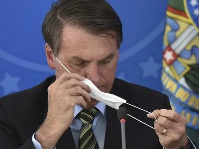 Президент Бразилії назвав "слабкістю" самоізоляцію під час пандемії COVID-19
