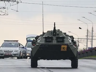 Протесты в Беларуси: под Минском заметили машины с колючей проволокой