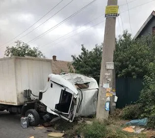 В Запорожье грузовик въехал в электроопору, водитель погиб
