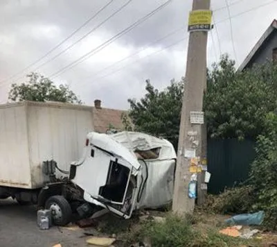 У Запоріжжі вантажівка в’їхала в електроопору, водій загинув