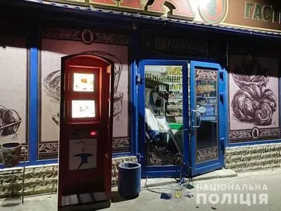 Вкрали 20 тис. грн, намагались втекти та пошкодили 4 автівки: у Миколаєві затримали банду крадіїв
