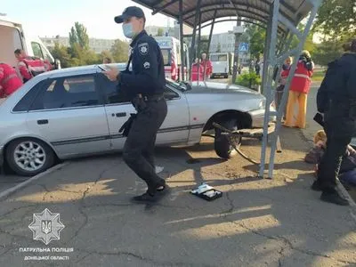 На Донеччині легковик в’їхав у зупинку громадського транспорту, є поранені