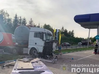 В Хмельницкой области грузовик въехал в легковушку - пострадали четверо взрослых и трое детей