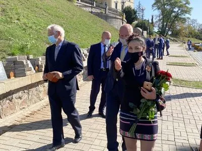 Голова дипломатії ЄС у Києві вшанував пам'ять героїв Революції Гідності