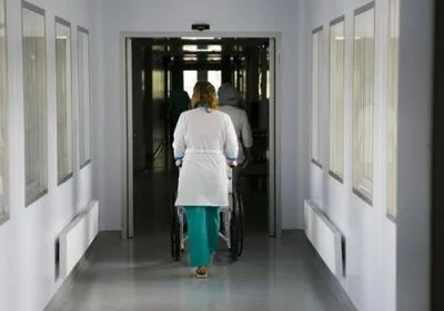 "Ковідний" колапс у столичній лікарні: медики без сну, а пацієнти - в коридорах