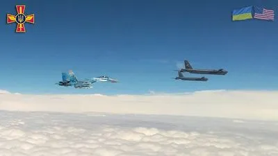 Американські В-52 знову зайшли в авіапростір України: їх супроводжують Су-27 та МіГ-29
