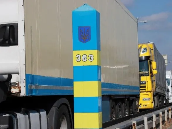 На кордоні з Угорщиною та Словаччиною утворилися черги із вантажівок, мікроавтобусів та легковиків