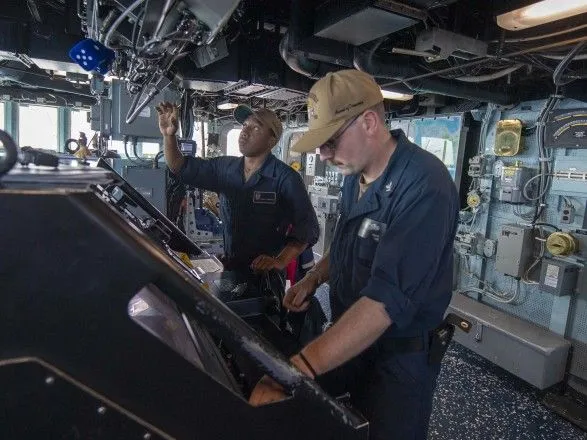 Эсминец США проводит операцию по обеспечению безопасности в Черном море