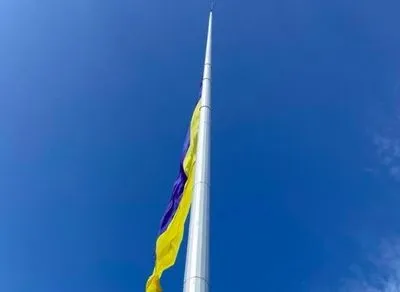 Главный флаг Украины в Киеве приспустили в знак траура по погибшим в авиакатастрофе в Харьковской области