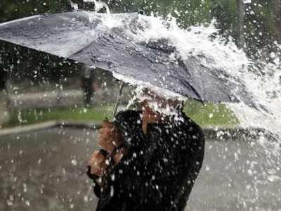 Вітер, грози, град: українців попередили про погіршення погоди