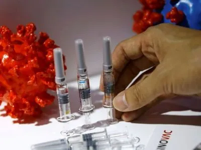 Китай почав масову вакцинацію від коронавірусу до завершення випробувань вакцин
