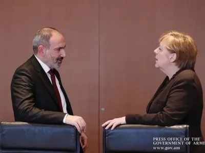 Пашинян попросил Меркель "обуздать" политику Турции по Карабаху