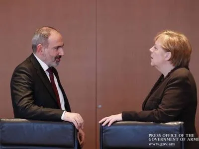 Пашинян попросил Меркель "обуздать" политику Турции по Карабаху