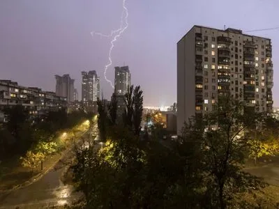Украинские предупредили о сильных дождях, грозах и порывах ветра