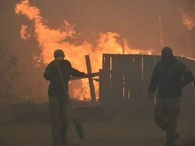 Лісові пожежі на Луганщині: мешканців поселень евакуюють у школи, навчання призупинено