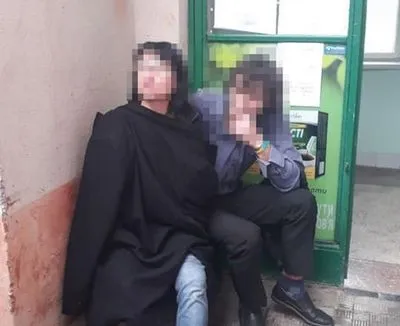 Во Львове женщина "под кайфом" забаррикадировалась в аптеке и угрожала осколком стекла