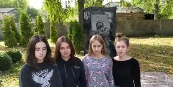 Школярки станцювали тверк біля меморіалу загиблим в АТО та спровокували скандал