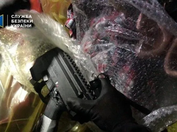 СБУ задержала россиянина за попытку провезти в Украину два автомата
