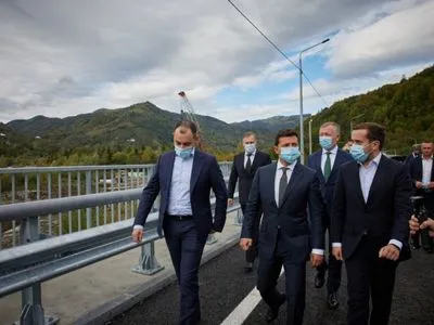 Зеленский пообещал достроить мост, названный в честь Софии Ротару