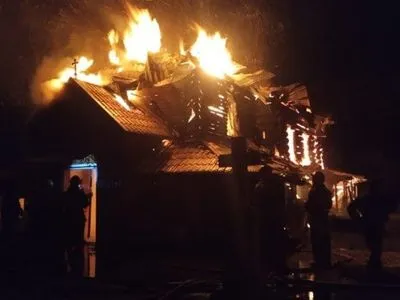 В Івано-Франківській області загорілась дерев’яна церква ХІХ століття