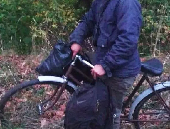 Біля кордону із Білоруссю чоловік велосипедом перевозив близько 20 кг макової соломки