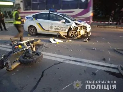 В Тернополе мотоциклист, который пытался скрыться от преследования, влетел в авто полиции