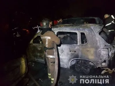 В Харькове у паркинга сгорели три иномарки