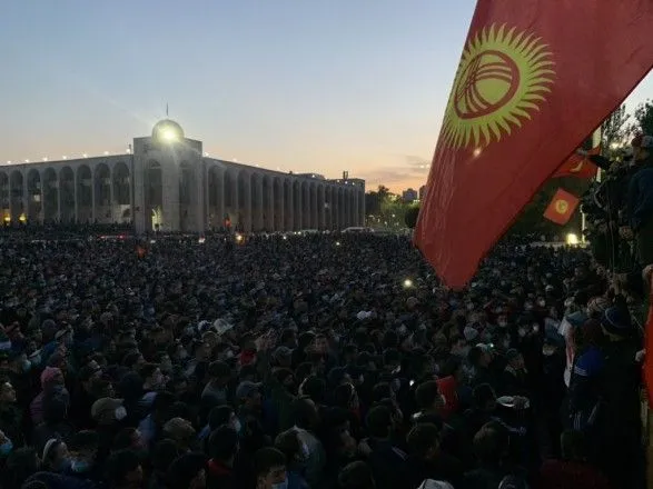 u-stolitsi-kirgiziyi-zakhopili-budivlyu-parlamentu