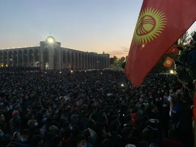 В столице Киргизии захватили здание парламента