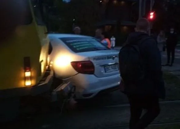 Во Львове трамвай "ударил" такси