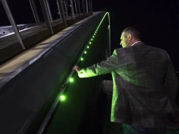 Кличко "зажег" Подольско-Воскресенский мост и заявил о его открытии до конца года