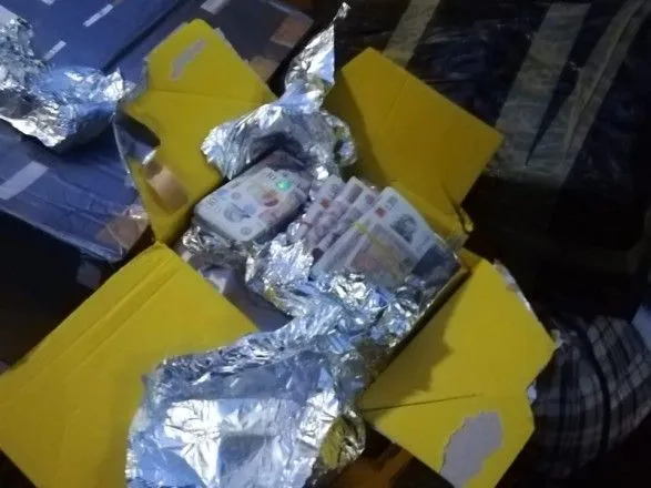 Украинец хотел провезти через границу заполненные валютой коробки
