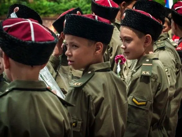 В окупованому Криму дітей змушують співати гімн РФ, малювати Путіна і "давати присягу" – прокурор