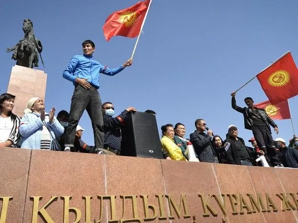 situatsiya-u-kirgizstani-tsvk-krayini-viznala-nediysnimi-rezultati-viboriv-cherez-yaki-pochalisya-protesti