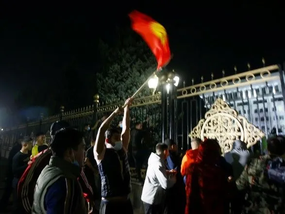 situatsiya-u-kirgizstani-protestuvalniki-u-bishkeku-zakhopili-parlament-ta-zvilnili-z-sizo-eks-prezidenta