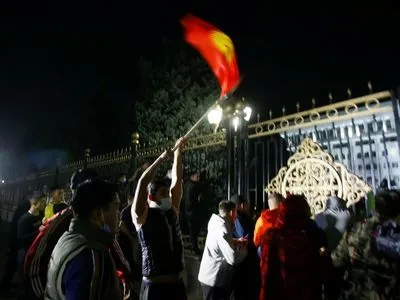 Ситуація у Киргизстані: протестувальники у Бішкеку взяли місто під контроль та звільнили з СІЗО експрезидента