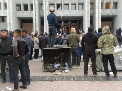 В Бишкеке потушили пожар в парламенте, здание разгромлено