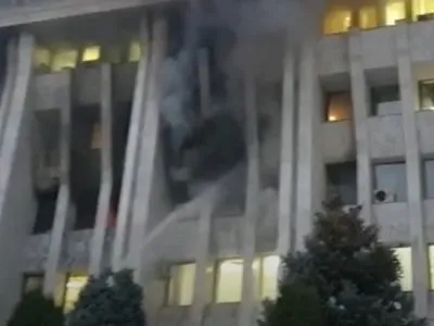 В столице Киргизии после беспорядков горит здание захваченного парламента