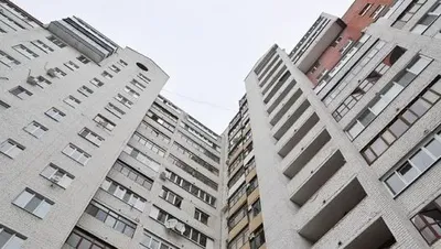 В Киеве мужчина упал с многоэтажки и умер: полиция устанавливает личность погибшего