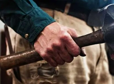 На Луганщині взяли під варту чоловіка, який вдарив співмешканку молотком по голові