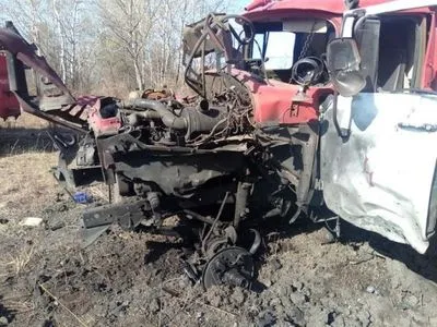 Пожарный автомобиль подорвался на взрывчатке в Луганской области: три человека пострадали