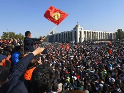 Ситуация в Кыргызстане: президент приказал ввести войска в Бишкек и ввел ЧП, в городе столкновения