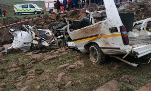 У ПАР в ДТП з маршрутним таксі загинули 12 осіб
