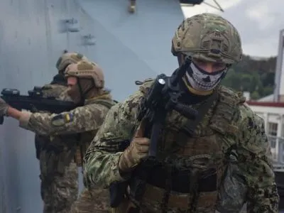 На Одещині українські військові провели тренування на британському есмінці Dragon