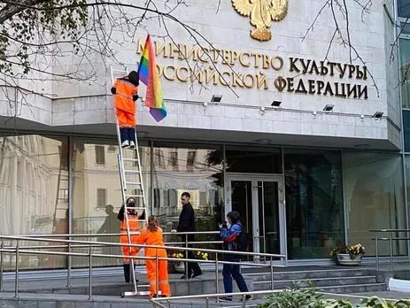 В Росії учасника Pussy Riot заарештували на 30 діб за акцію з прапорами ЛГБТ